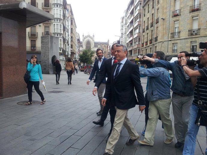 Delegación del pp de alava llega a la sede del ABB