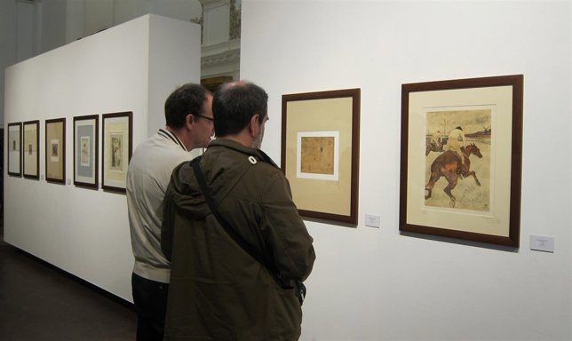 Dos periodistas contemplan parte de la obra de Lautrec