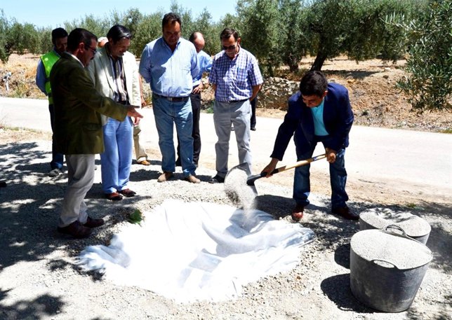 Reyes (1d) en la colocación de la primera piedra de la obra en la JA-4308.