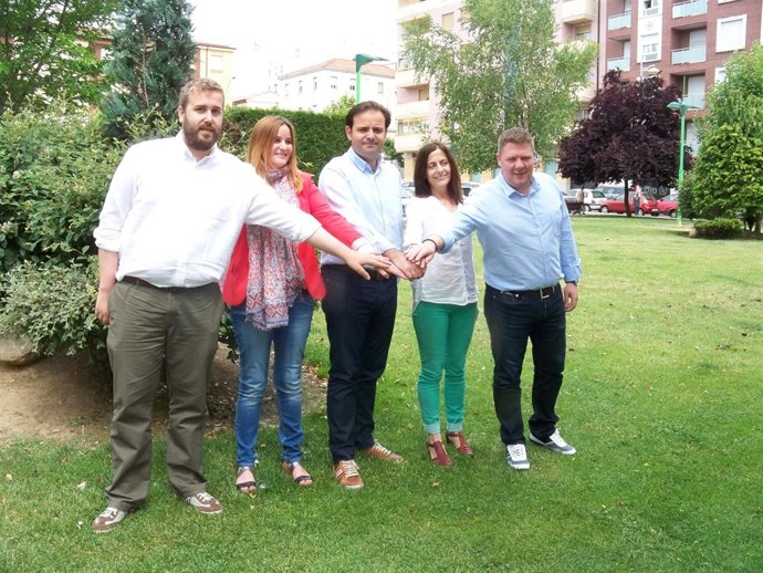  Tino Rodríguez (Centro) Junto Con Los Otros Cuatro Procuradores Electos 