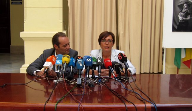 Juan Cassá, Ciudadanos, y María Gámez, PSOE, en el Ayuntamiento