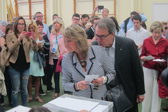 El presidente de la Generalitat, Artur Mas, y su esposa, Helena Rakosnik