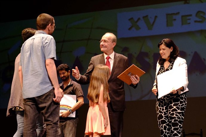 Entrega diplomas festival con la musica a otra parte escolares colegios