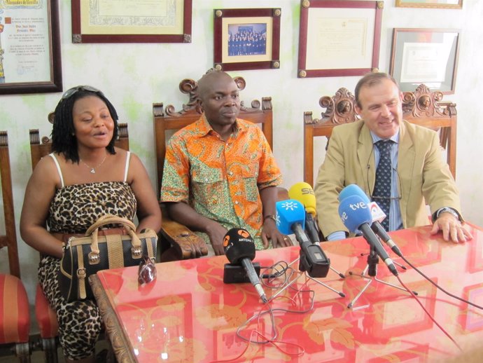 Alí Ouattara, acompañado de su esposa y su abogado