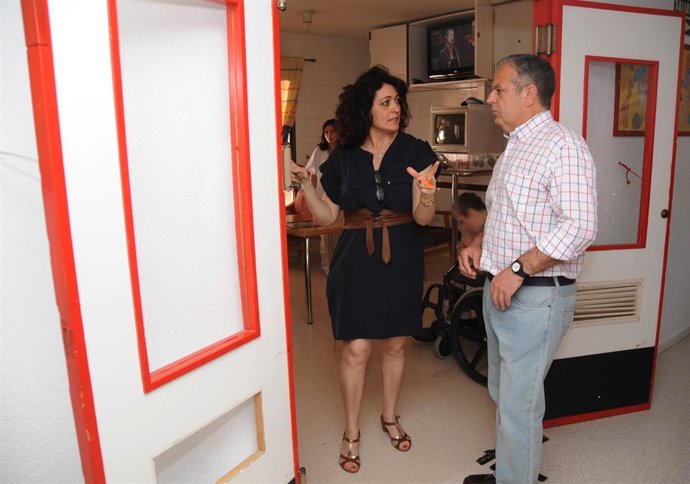 Fuentes (dcha.) visita el Centro Matías Camacho