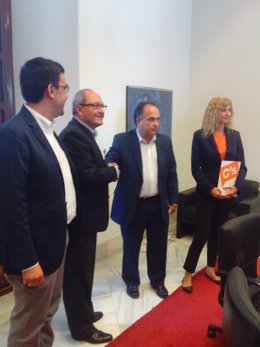 Juan Cornejo (PSOE-A) y Manuel Buzón (C's) tras firmar el acuerdo de investidura
