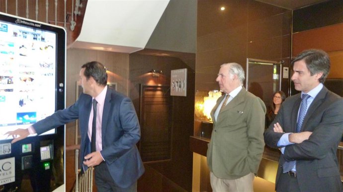 NOTA FOTOS PRESENTACIÓN HOY EN VIGO DE LA RUTA DEL VINO EN INFOTACTILE