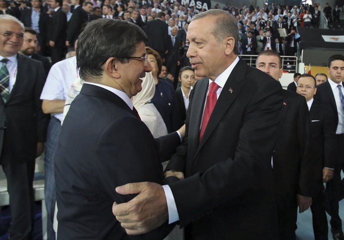 Recep Tayyip Erdogan y su sucesor, Ahmet Davutoglu