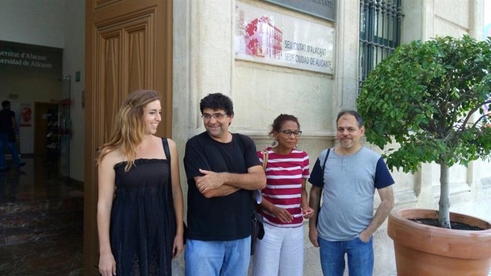 Bellido, segundo por la izquierda, antes de iniciar el encuentro 