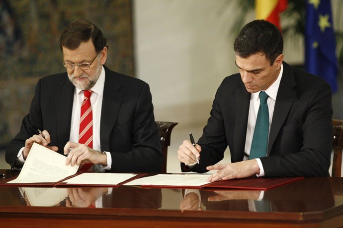 Rajoy y Sánchez firman el pacto antiyihadista en Moncloa