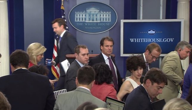 Evacuan la sala de prensa de la Casa Blanca