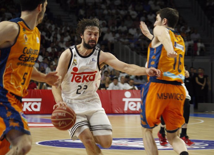 Llull jugando contra el Valencia Basket