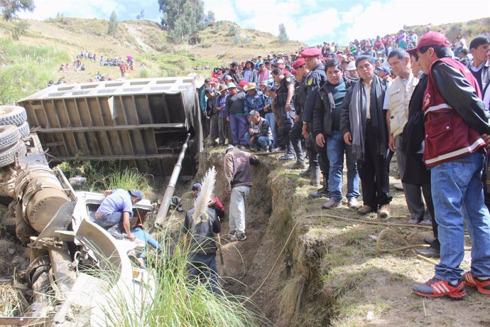 Minibús sepultado en Perú