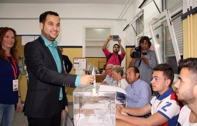 González Rojas ejerce su derecho al voto.
