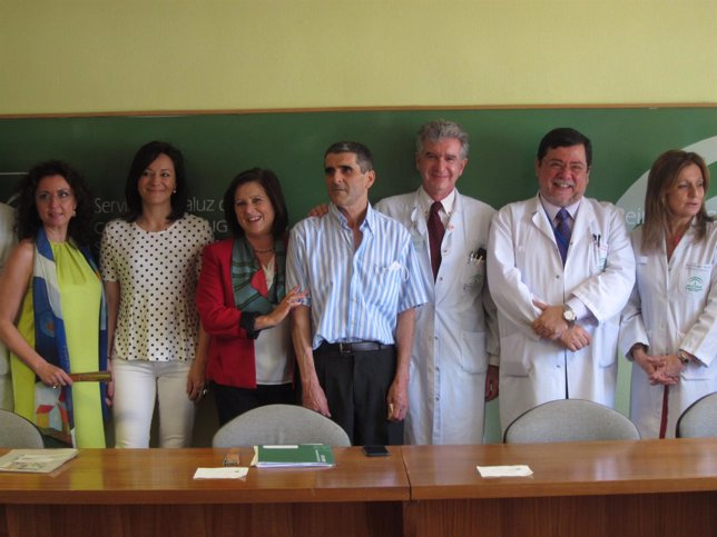 La consejera con Miguel Martínez, primer trasplante de pulmón 'a corazón parado'