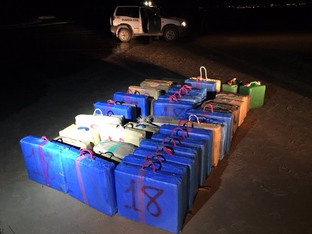 Los 1.310 kilos de hachís en 45 fardos intervenidos en la playa de El Palmar