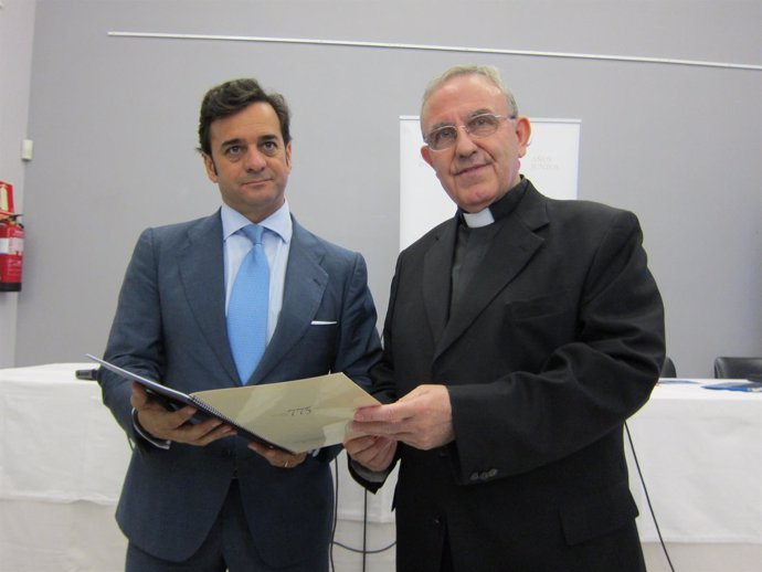 Cardenete y Pérez Moya con el estudio en las manos