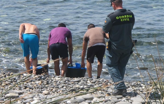 EFectivos recogiendo el cargamento en la playa de Motril.