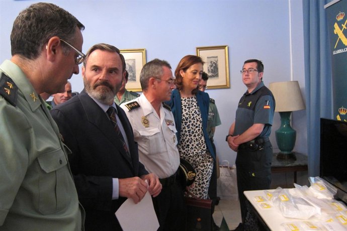 Ortega, Lillo, Herranz y Gómez miran efectos incautados en la operación Triunfal