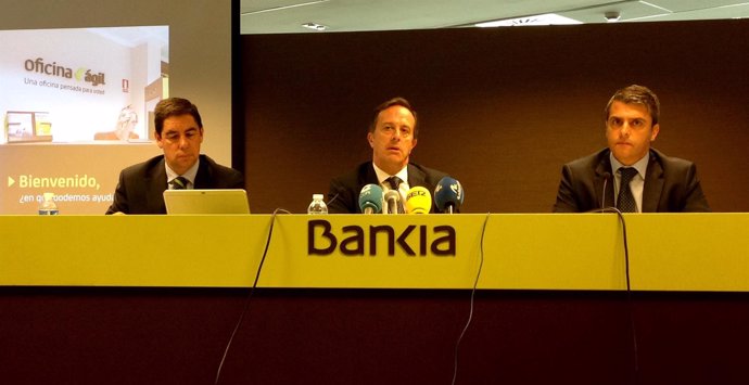 Fernando Sobrini, de Bankia, en rueda de prensa con Miguel Capdevila (derecha).