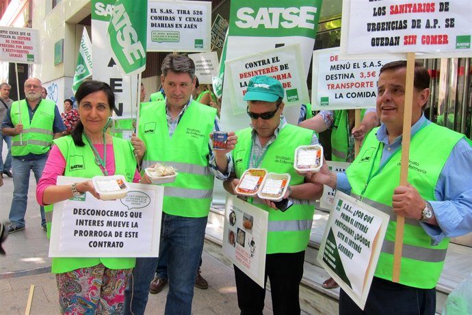 José Jesús García (d) en la concentración de Satse contra la comida en Urgencias
