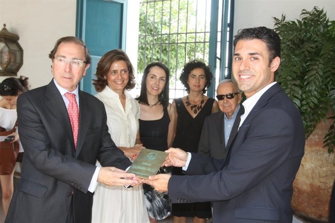 Jaén (izda.) e Izquierdo (dcha.) muestran la placa que acredita el premio