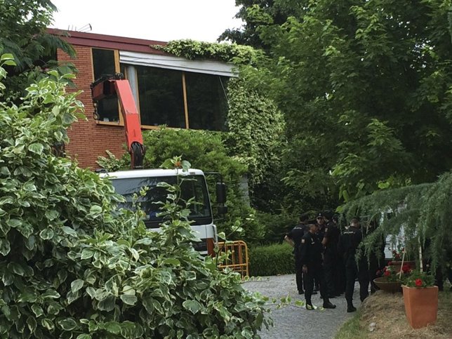 OURENSE:10/06/2015. CASA AMENAZADA POR DERRIBO EN REZA (OURENSE): MÁQUINAS ANTE 