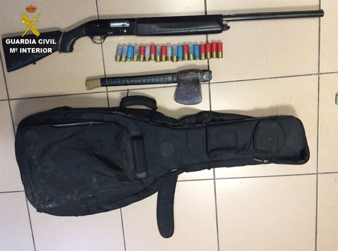 Armas y cartuchos que portaba el detenido