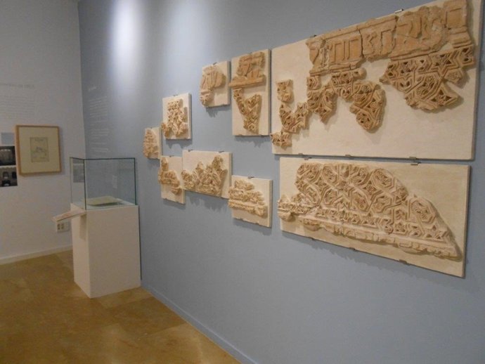 Fragmentos originales de yeserías de la Sinagoga en la muestra