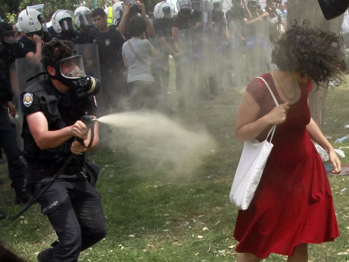 Un policía turco gasea a la 'mujer de rojo', símbolo de las protestas de Taksim