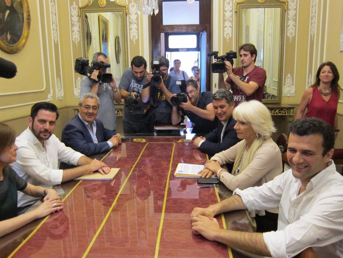 Reunión entre Teófila Martínez (PP) y Fran González (PSOE)