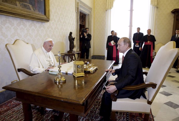 El Papa Francisco recibe a Vladimir Putin en el Vaticano