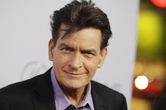 Cast member Charlie Sheen poses at the premiere of his new film "Scary Movie 5" 