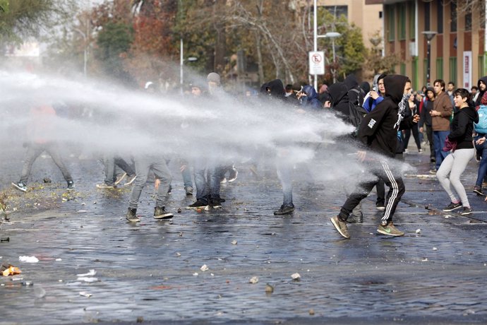 Manifestaciones en Chile, la policía dispersa con agua a presión
