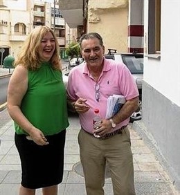 Flor Almón (PSOE) junto a Antonio Escámez (PA) a la entrada de una reunión.