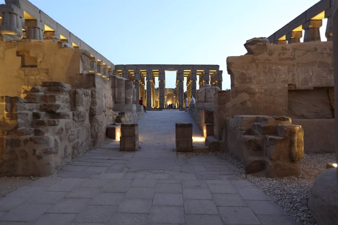 Interiores del templo de luxor en Egipto