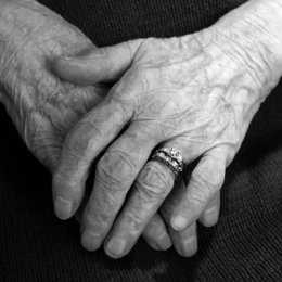 Parkinson, manos, anciana
