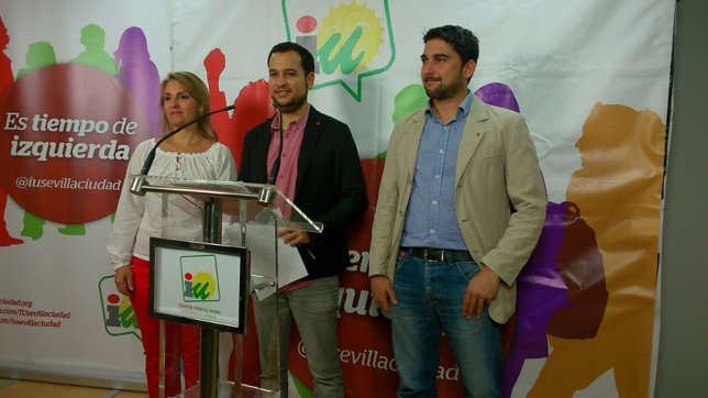 González Rojas, en el centro, anuncia el resultado del referéndum de IU