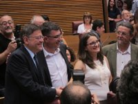 El abrazo entre Puig y Oltra centra la expectación en las Corts