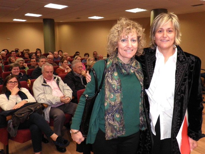 Eva Díaz Tezanos y Esther Bolado, candidata del PSOE en Camargo