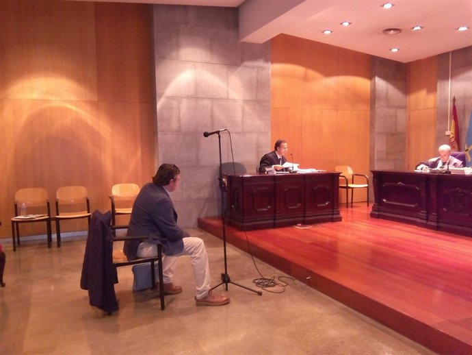 Médico asturiano acusado de traficar con morfina