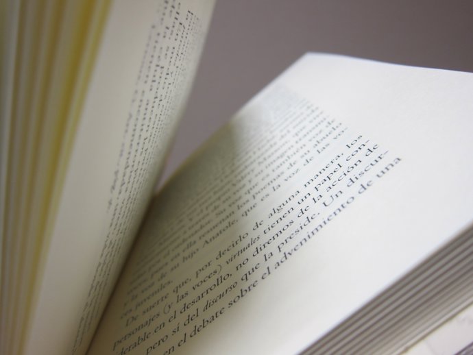 Libro entreabierto.