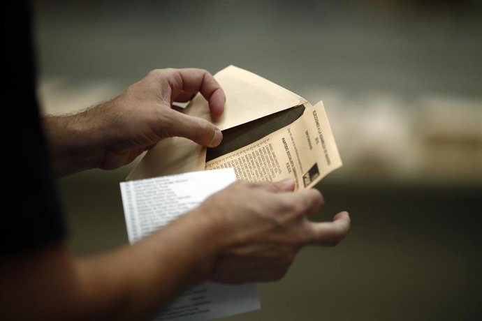 Elecciones municipales y autonómicas, comicios, votar, voto, papeletas, urnas