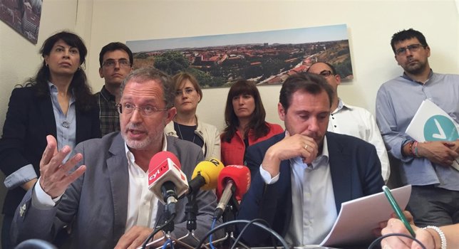 Saravia y Puente ante concejales de sus grupos municipales