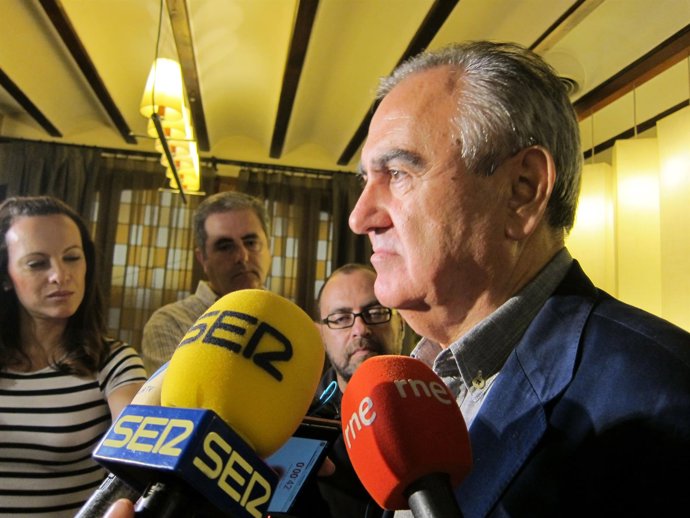 Tovar atiende  a los medios antes de reunirse con Ciudadanos