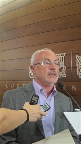 Antonio Montiel en declaraciones en los pasillos en las Corts