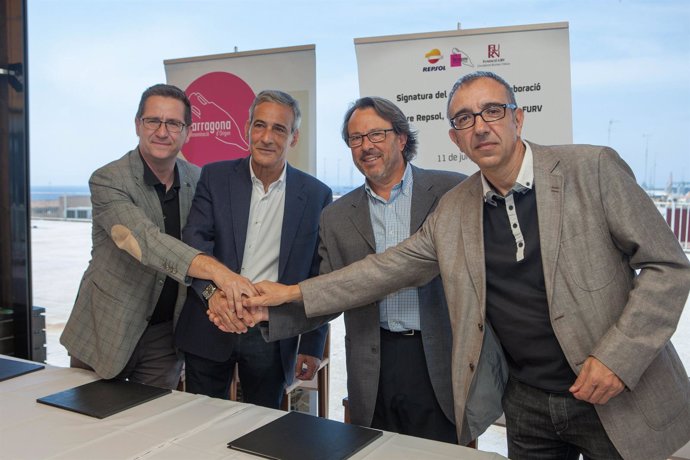 Firma de un convenio entre Repsol, la DO Tarragona y la URV