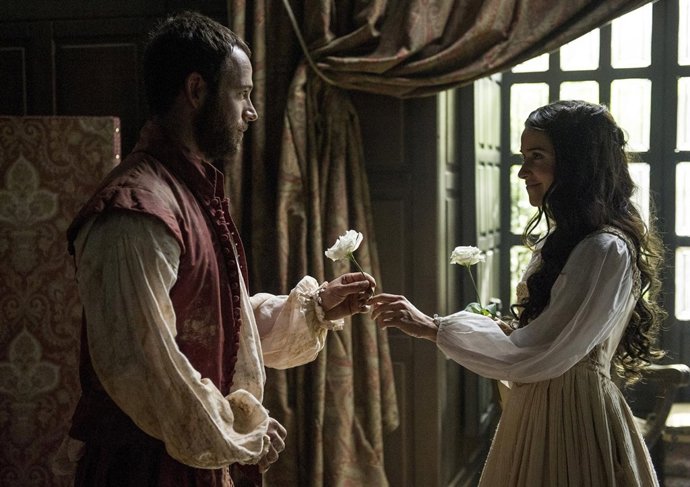 Fotograma de 'La española inglesa', con Macarena García y Carles Francino