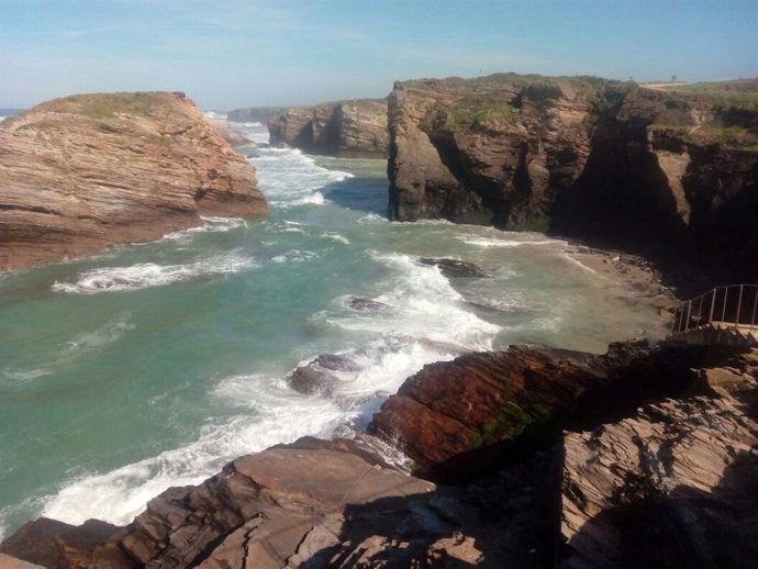 Playa de Las Catedrales de Lugo, acantilado, baño, bañar, agua, rocas