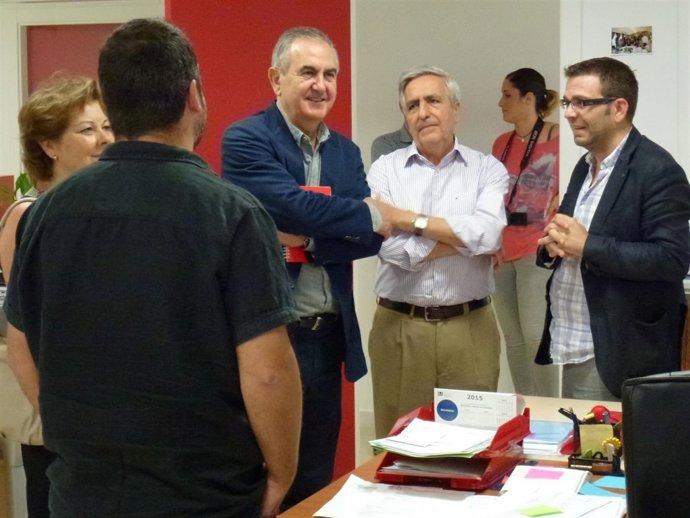 Visita a Cáritas del candidato del PSOE a la presidencia, Rafael González Tovar